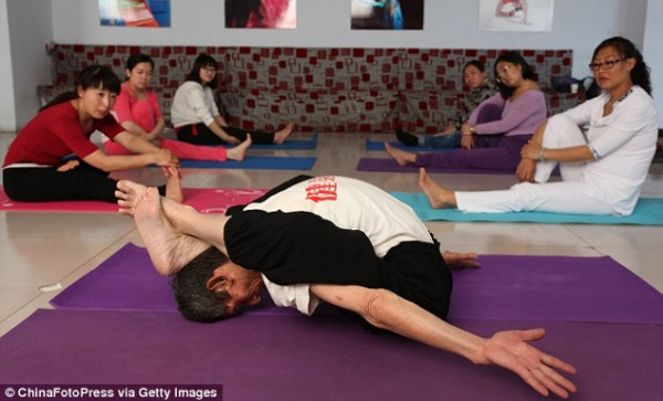 Hou Zhenshan does an amazing pose in front of his class